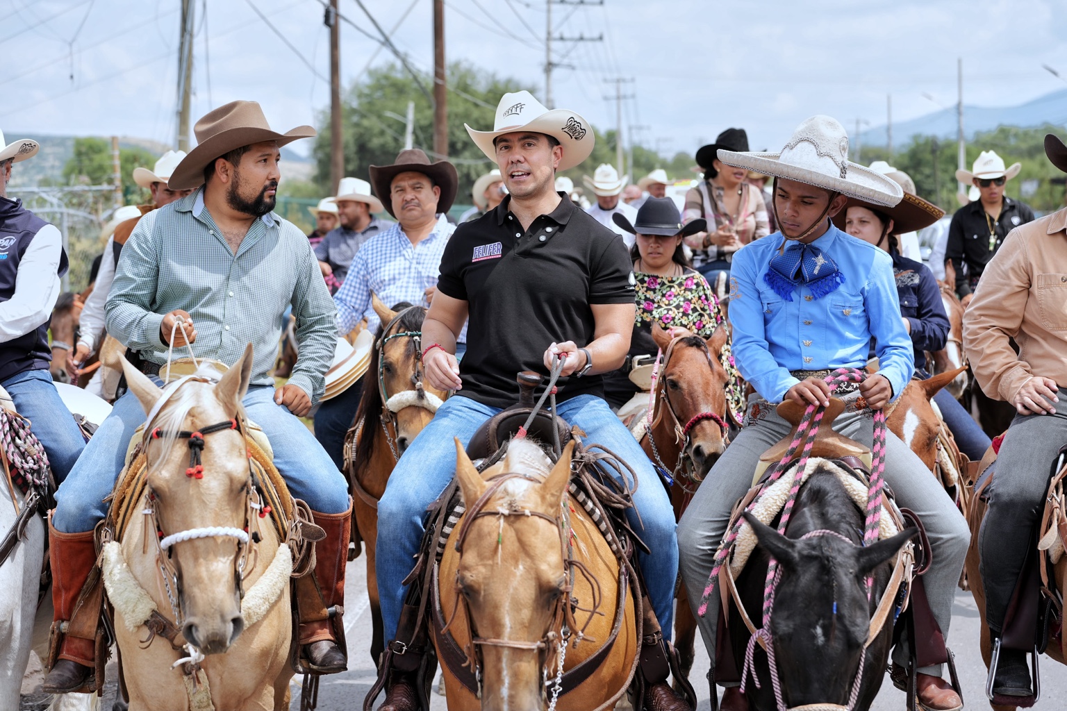 Felifer Macías participa en una cabalgata junto a habitantes de Santa Rosa Jáuregui.
