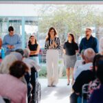 Vero Delgadillo durante un encuentro con habitantes de Guadalajara en una actividad de la política municipal de cuidados.