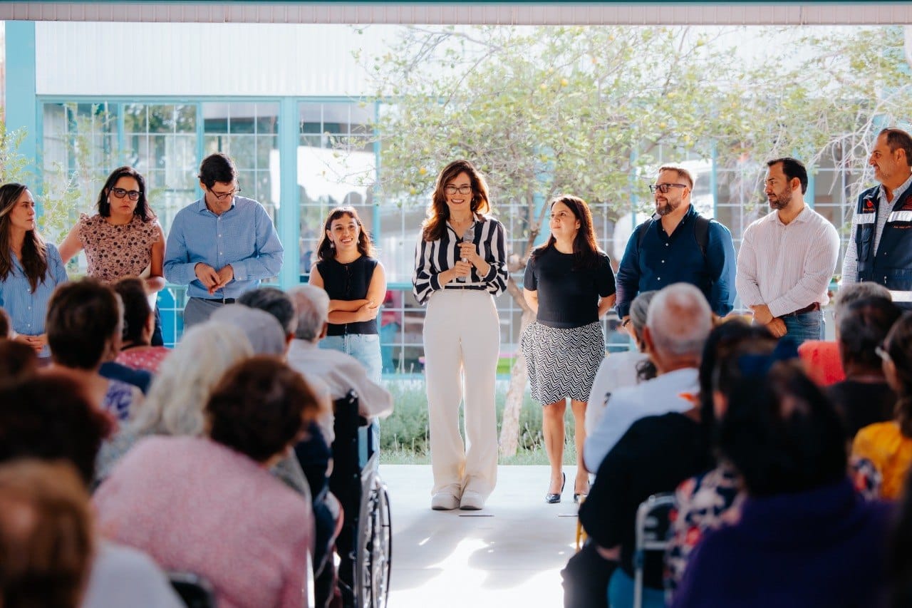 Vero Delgadillo durante un encuentro con habitantes de Guadalajara en una actividad de la política municipal de cuidados.