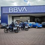 Elementos de la Policía Estatal de Aguascalientes en motocicletas frente a una sucursal bancaria.
