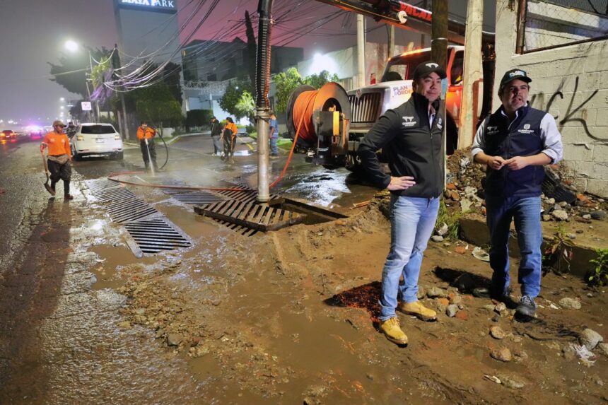 Trabajos de desazolve e infraestructura pluvial durante la noche en una vialidad de Querétaro.