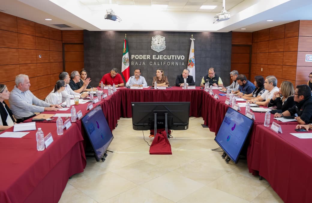 Autoridades de Baja California durante la instalación de la Mesa Permanente de Protección Civil.