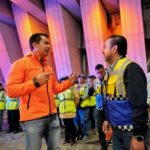 Felifer Macías conversa con personal de movilidad durante un operativo de auxiliares viales en Querétaro.