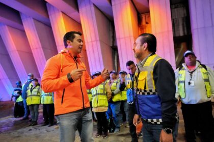 Felifer Macías conversa con personal de movilidad durante un operativo de auxiliares viales en Querétaro.