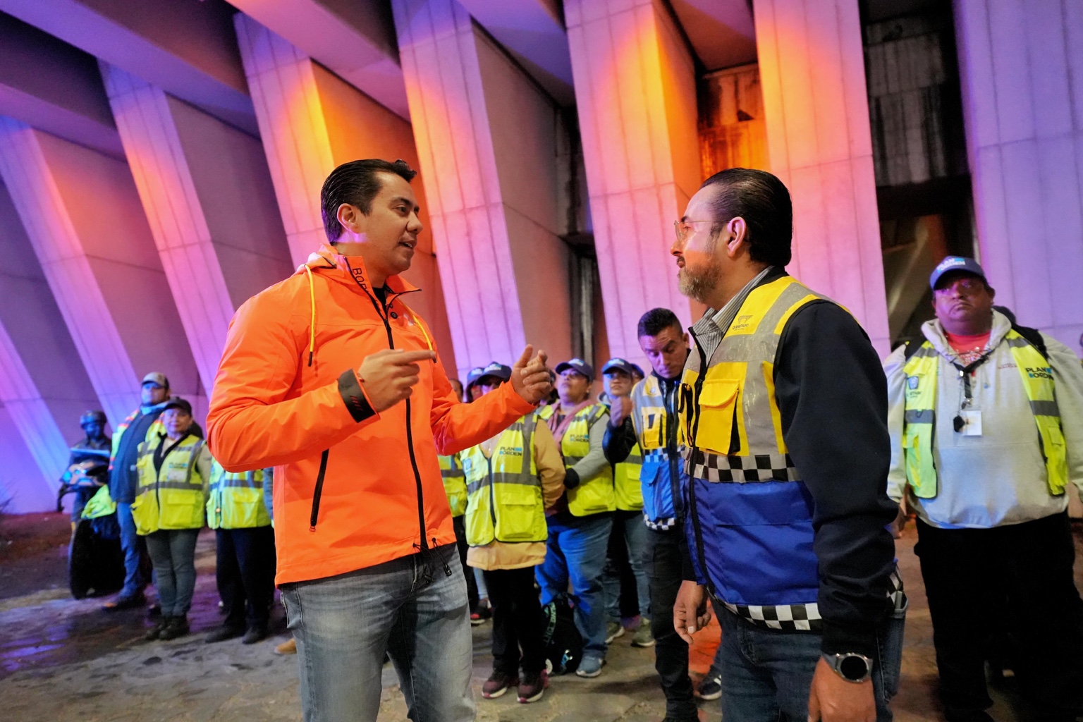 Felifer Macías conversa con personal de movilidad durante un operativo de auxiliares viales en Querétaro.