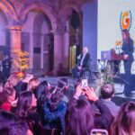 Evento del Galardón Empresarial en Guadalajara con asistentes y una mujer hablando desde el escenario.