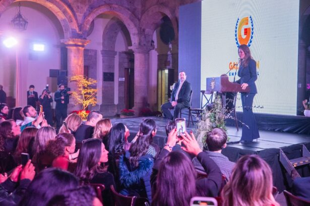 Evento del Galardón Empresarial en Guadalajara con asistentes y una mujer hablando desde el escenario.
