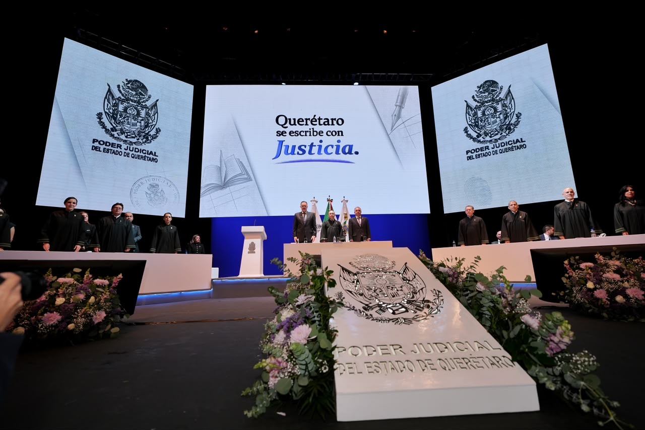 Sesión solemne del Poder Judicial del Estado de Querétaro durante la presentación del segundo informe de actividades del Tribunal Superior de Justicia.