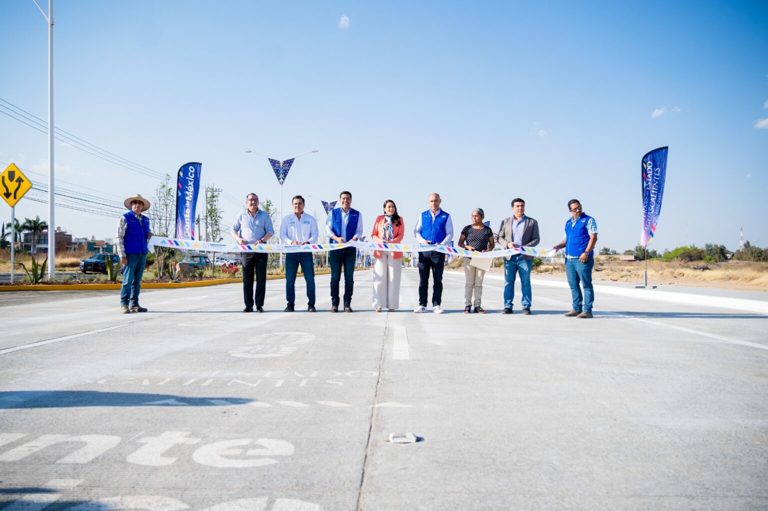 Autoridades durante la inauguración de una vialidad rehabilitada en Aguascalientes.