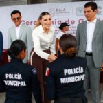 Marina del Pilar Ávila Olmeda saluda a nuevos elementos de la Policía Municipal durante una ceremonia de graduación en Baja California.