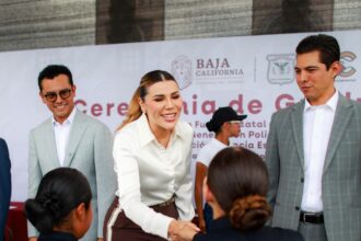 Marina del Pilar Ávila Olmeda saluda a nuevos elementos de la Policía Municipal durante una ceremonia de graduación en Baja California.