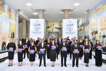 Tere Jiménez junto a integrantes del Congreso del Estado de Aguascalientes durante la entrega del Cuarto Informe de Gobierno.