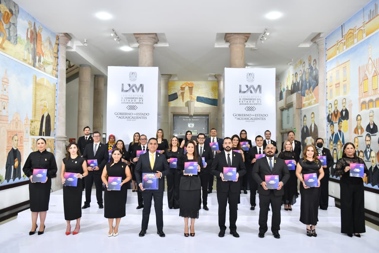 Tere Jiménez junto a integrantes del Congreso del Estado de Aguascalientes durante la entrega del Cuarto Informe de Gobierno.