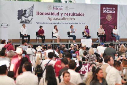 Claudia Sheinbaum y Tere Jiménez durante la presentación de avances del Segundo Informe de Gobierno en Aguascalientes.