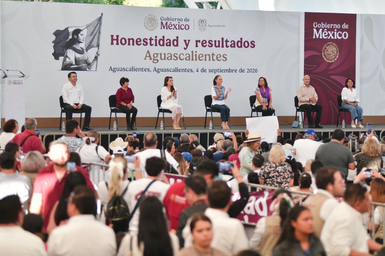 Claudia Sheinbaum y Tere Jiménez durante la presentación de avances del Segundo Informe de Gobierno en Aguascalientes.