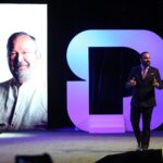 Mauricio Farah Giacomán durante la presentación del Informe Municipal de Resultados de San Pedro Garza García, con una imagen de Mauricio Fernández Garza en una pantalla del escenario.