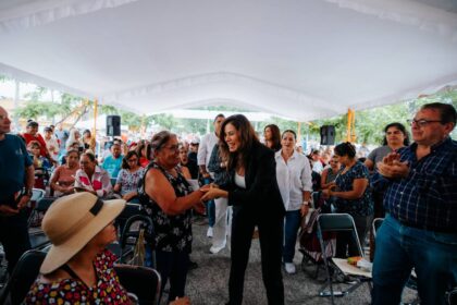 Encuentro con vecinas y vecinos durante la presentación de acciones de recuperación del espacio público en Guadalajara.