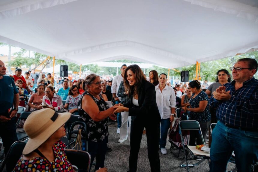 Encuentro con vecinas y vecinos durante la presentación de acciones de recuperación del espacio público en Guadalajara.