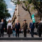 Autoridades municipales, estatales y militares durante una ceremonia de izamiento de Bandera en Guadalajara.