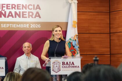 Marina del Pilar Avila Olmeda durante una conferencia del Gobierno de Baja California.