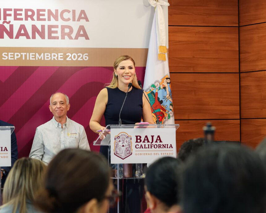 Marina del Pilar Avila Olmeda durante una conferencia del Gobierno de Baja California.