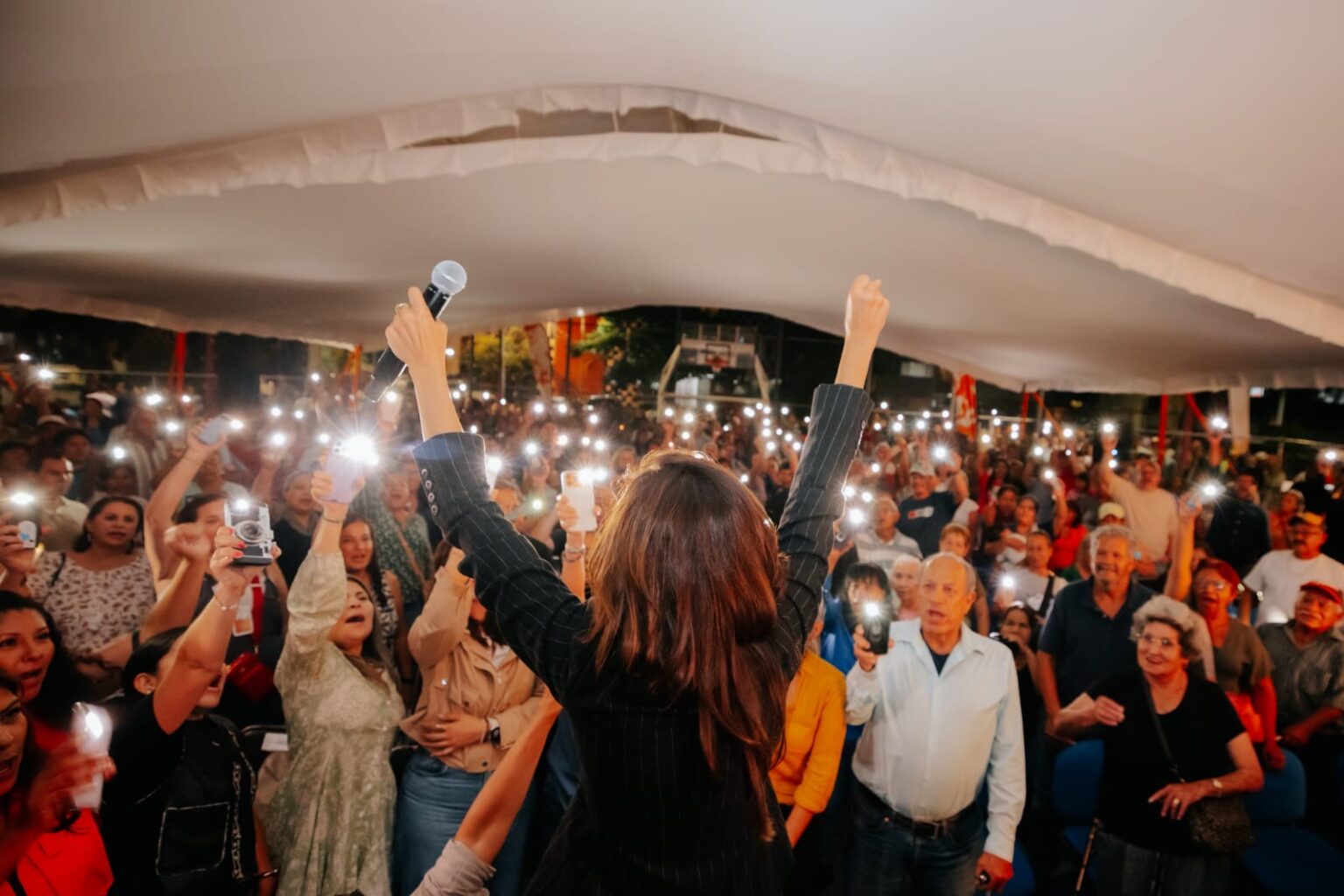 Vero Delgadillo durante un encuentro con vecinos de Huentitán en Guadalajara.