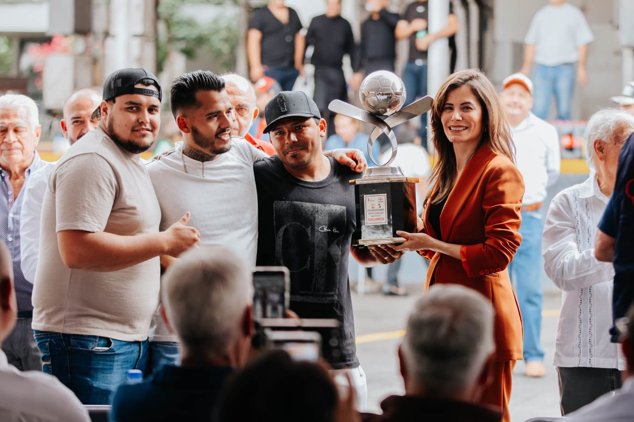 Verónica Delgadillo y trabajadores del Rastro Municipal de Guadalajara durante la conmemoración por el 62 aniversario del recinto.