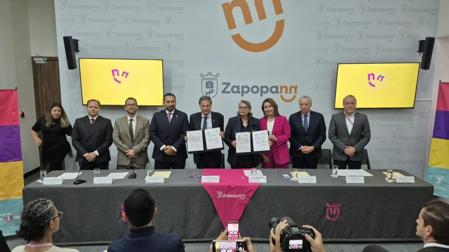 Autoridades de Zapopan y del Tribunal Electoral del Estado de Jalisco durante la firma de un convenio de colaboración en materia de transparencia y control interno.