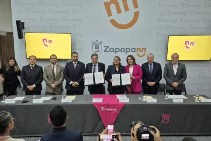 Autoridades de Zapopan y del Tribunal Electoral del Estado de Jalisco durante la firma de un convenio de colaboración en materia de transparencia y control interno.