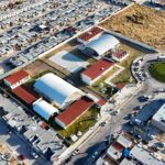 Vista aérea de un complejo educativo y zonas habitacionales en Aguascalientes.
