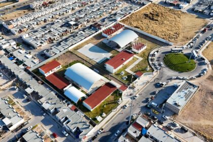 Vista aérea de un complejo educativo y zonas habitacionales en Aguascalientes.