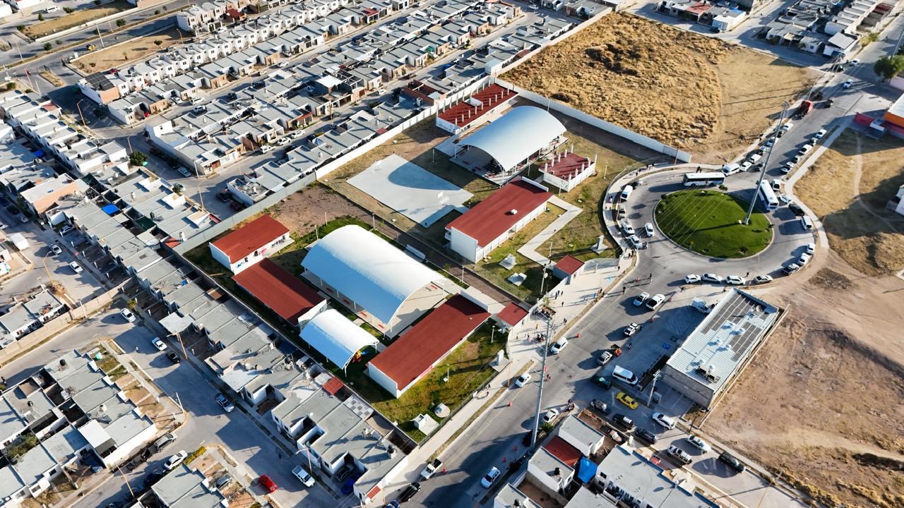 Vista aérea de un complejo educativo y zonas habitacionales en Aguascalientes.