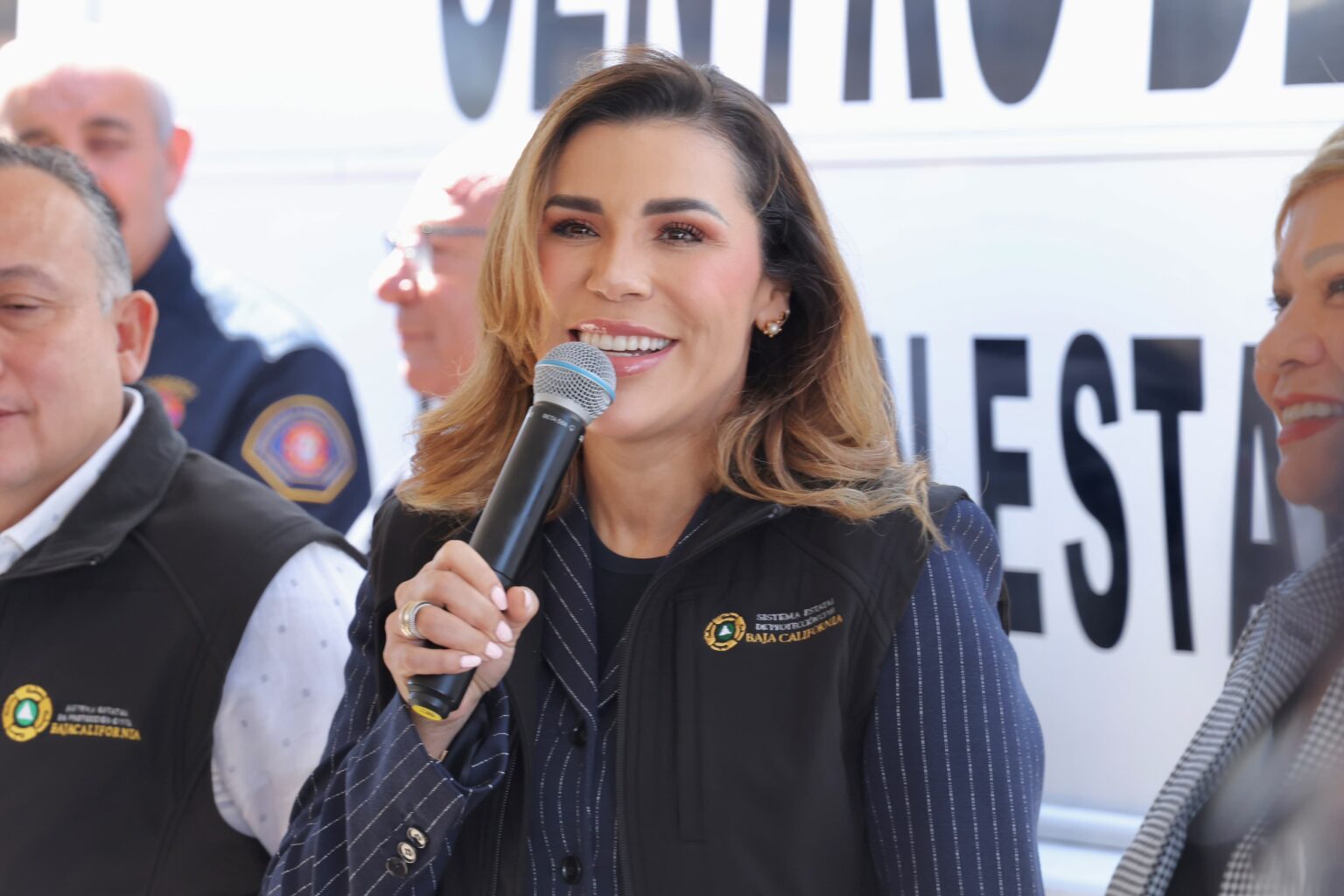 Autoridades de Baja California durante un acto público relacionado con acciones de prevención y Protección Civil.
