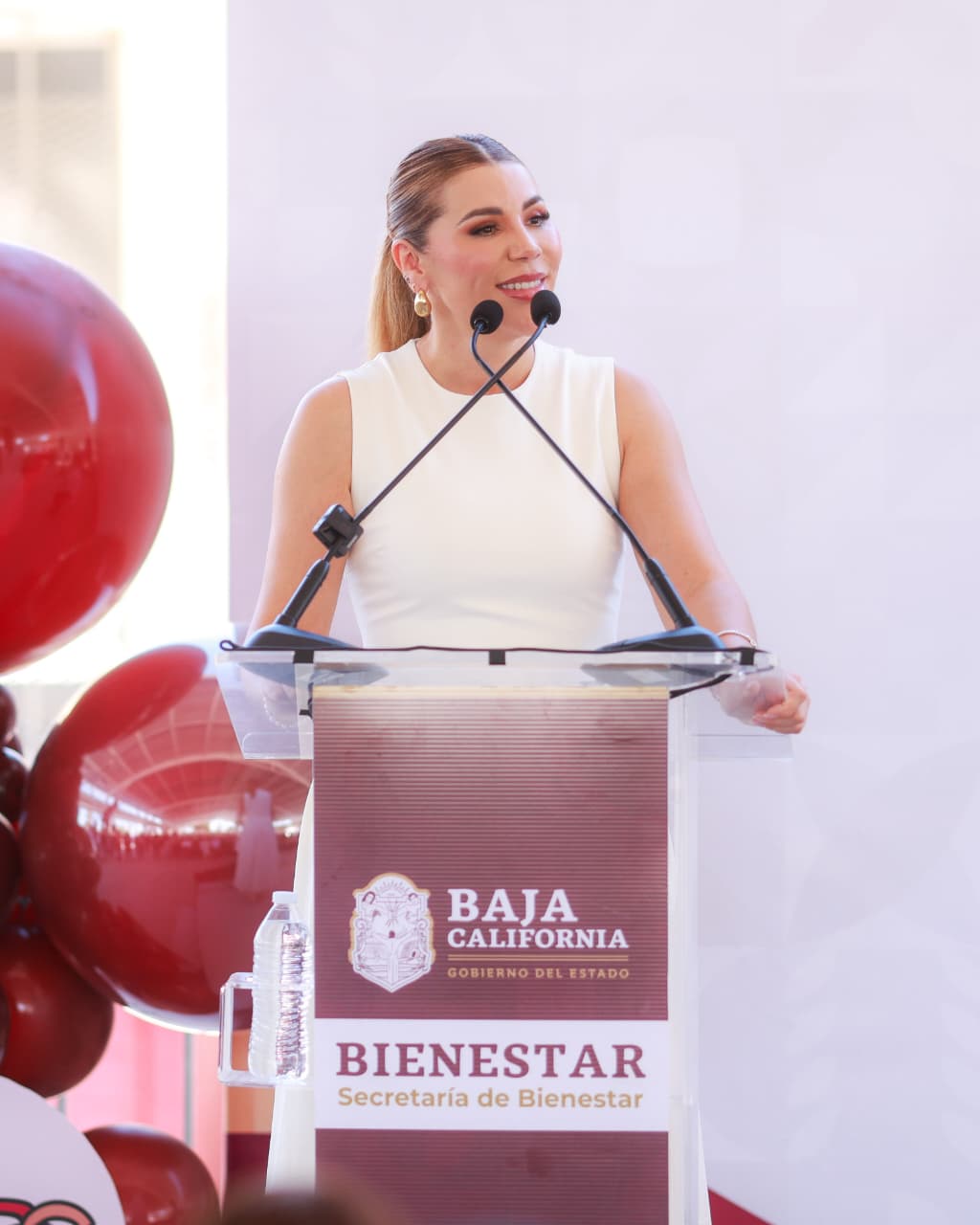 Gobernadora de Baja California durante el segundo aniversario del Centro Integrador del Bienestar de Mexicali.