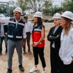 Vero Delgadillo y autoridades durante un recorrido de supervisión de obras en la colonia Postes Cuates, Guadalajara.