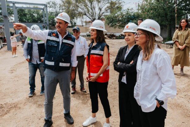 Vero Delgadillo y autoridades durante un recorrido de supervisión de obras en la colonia Postes Cuates, Guadalajara.