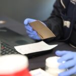 Personal de la Brigada Forense manipula material para la toma de muestras de ADN.