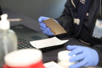 Personal de la Brigada Forense manipula material para la toma de muestras de ADN.