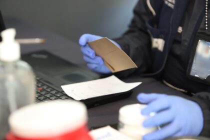 Personal de la Brigada Forense manipula material para la toma de muestras de ADN.
