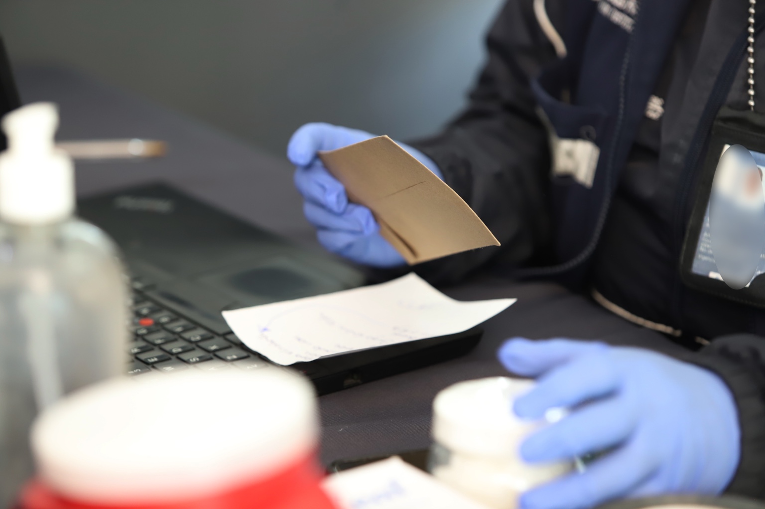 Personal de la Brigada Forense manipula material para la toma de muestras de ADN.