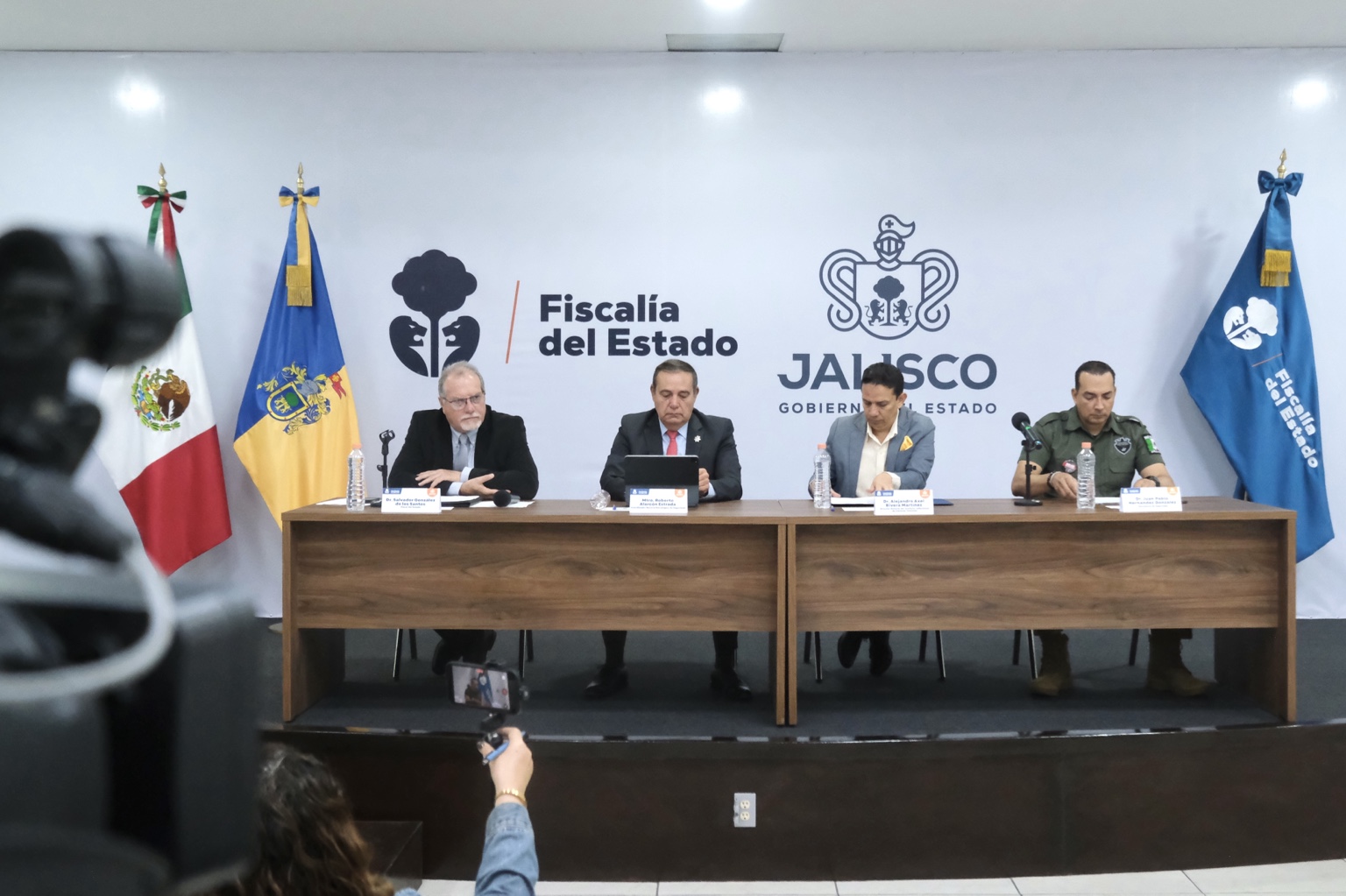 Conferencia de prensa de la Fiscalía del Estado de Jalisco sobre investigaciones de seguridad.