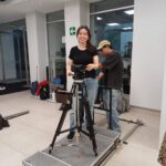 Andrea H. Olvera durante una práctica con cámara cinematográfica montada sobre un equipo de desplazamiento.