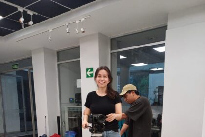 Andrea H. Olvera durante una práctica con cámara cinematográfica montada sobre un equipo de desplazamiento.