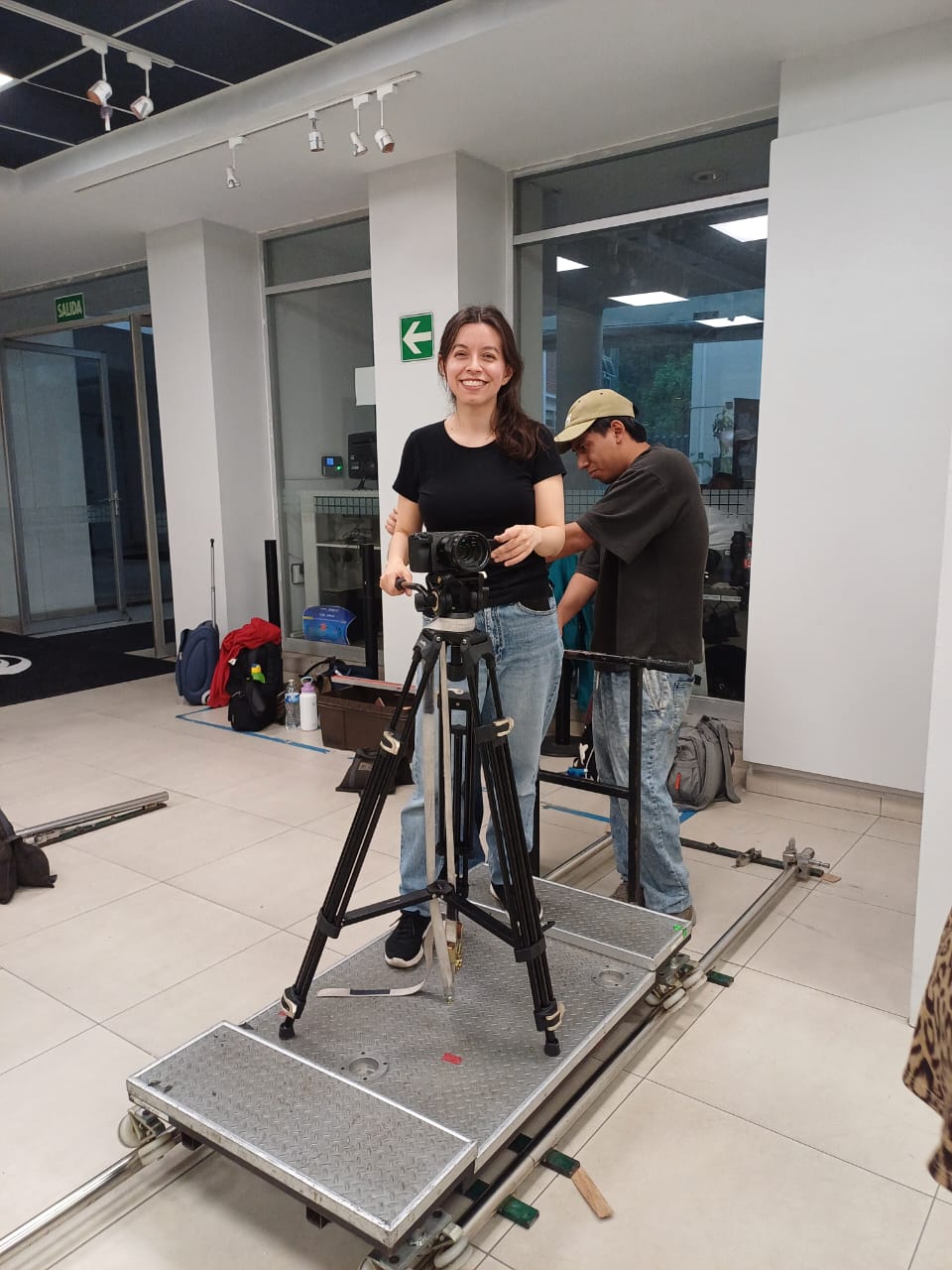 Andrea H. Olvera durante una práctica con cámara cinematográfica montada sobre un equipo de desplazamiento.