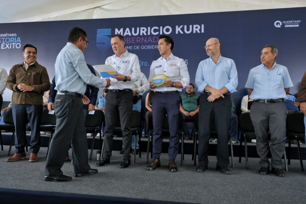 Entrega de títulos de concesión de QroTaxi durante un evento de movilidad en Querétaro.
