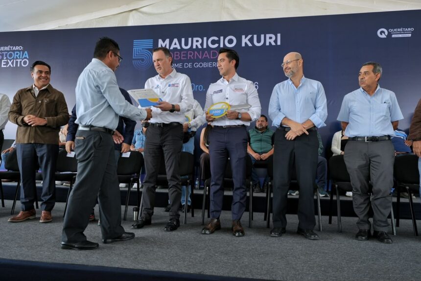 Entrega de títulos de concesión de QroTaxi durante un evento de movilidad en Querétaro.