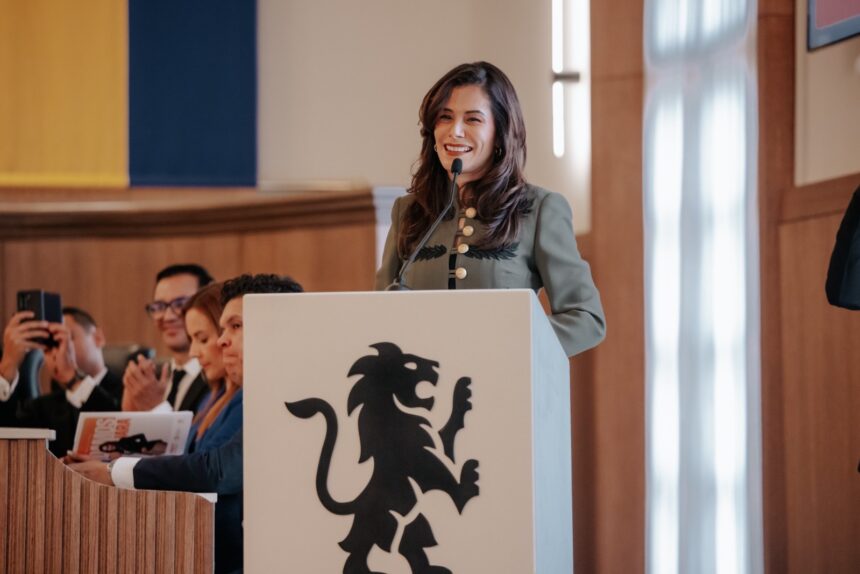 Vero Delgadillo durante la entrega de su Segundo Informe de Actividades ante el Ayuntamiento de Guadalajara.