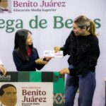 Entrega de la Beca Universal Benito Juárez a una estudiante de educación media superior en Baja California.