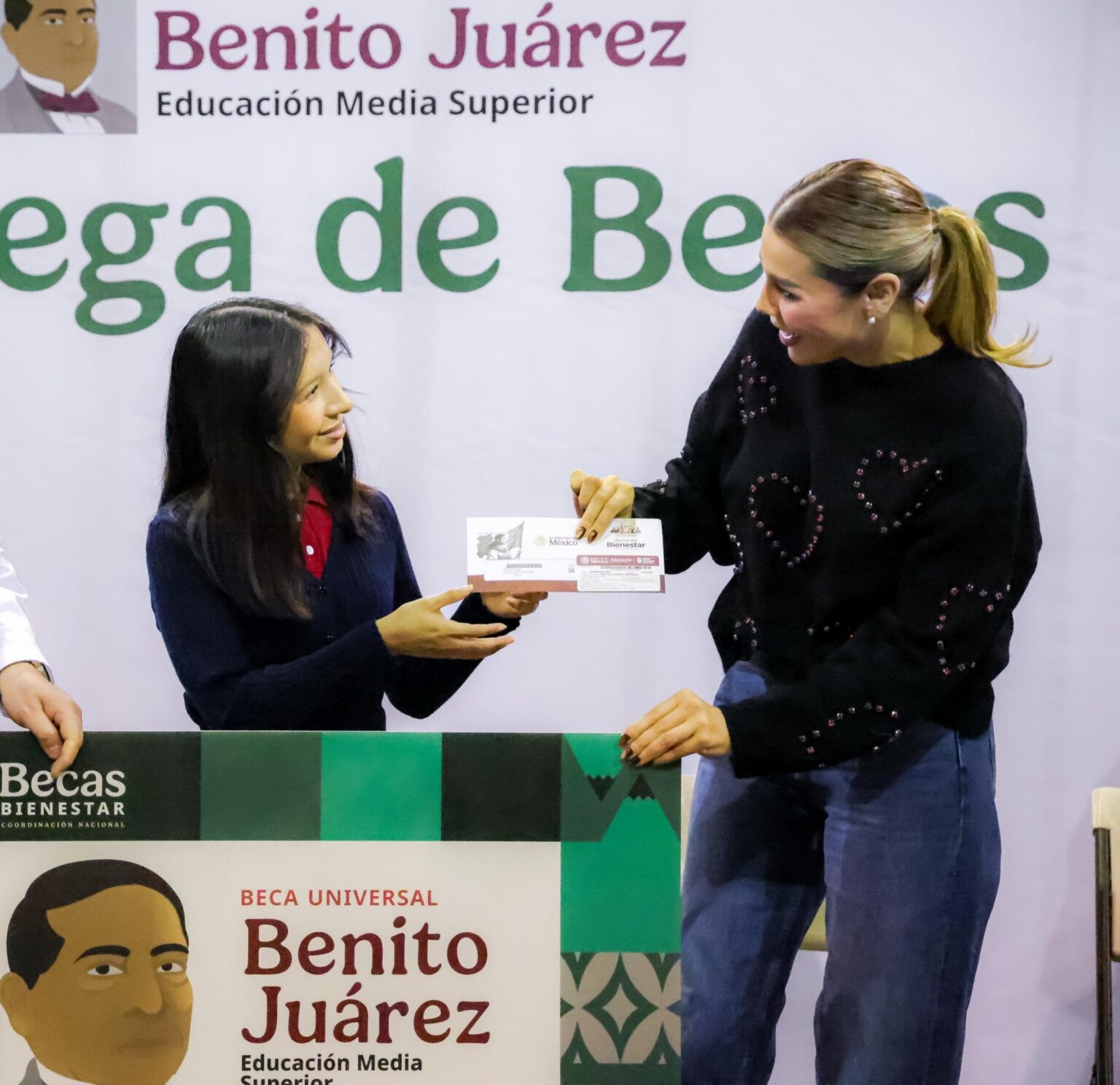 Entrega de la Beca Universal Benito Juárez a una estudiante de educación media superior en Baja California.