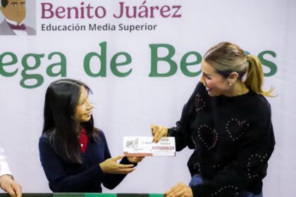 Entrega de la Beca Universal Benito Juárez a una estudiante de educación media superior en Baja California.